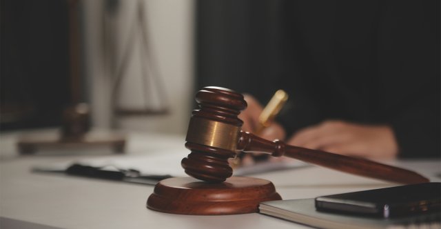 «Θα-σε-σκοτώσω»:-Στη-φυλακή-Ρομά-που-επιτέθηκε-με-σκουπόξυλο-κι-έσπασε-το-χέρι-ταξιτζή-στον-Βόλο-γιατί-αρνήθηκε-να-επιβιβάσει-τον-ίδιο-και-τον-πατέρα-του