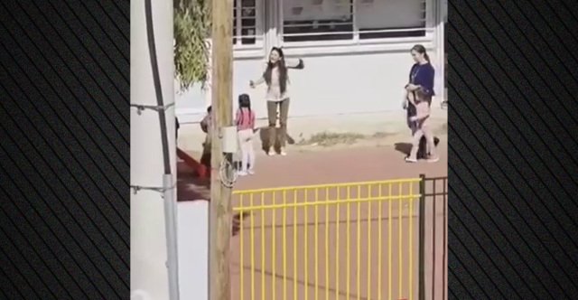 Ζούγκλα στο νηπιαγωγείο των Άνω Λιοσίων: Ρομά γονέας έδειρε τη διευθύντρια που φώναζε στα παιδιά, δείτε βίντεο με τη στιγμή του ξυλοδαρμού Ζούγκλα-στο-νηπιαγωγείο-των-Άνω-Λιοσίων:-Ρομά-γονέας-έδειρε-τη-διευθύντρια-που-φώναζε-στα-παιδιά,-δείτε-βίντεο-με-τη-στιγμή-του-ξυλοδαρμού