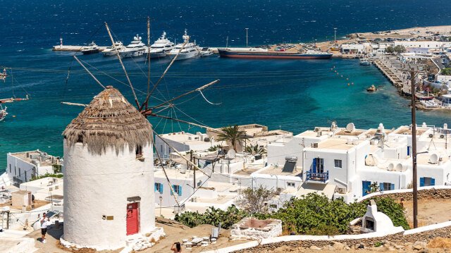 Φύλλο-και-φτερό-κάνουν-οι-«αδιάφθοροι»-την-πολεοδομία-Μυκόνου,-απομακρύνθηκε-ο-προϊστάμενος