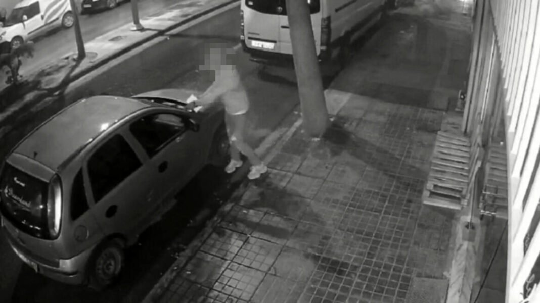 Δείτε-βίντεο-με-τον-διασυρμό-γυναίκας-στο-Ηράκλειο:-Άνδρας-μοιράζει-φέιγ-βολάν-με-τα-στοιχεία-και-τη-φωτογραφία-της,-γράφοντας-ότι-«εκδίδεται»