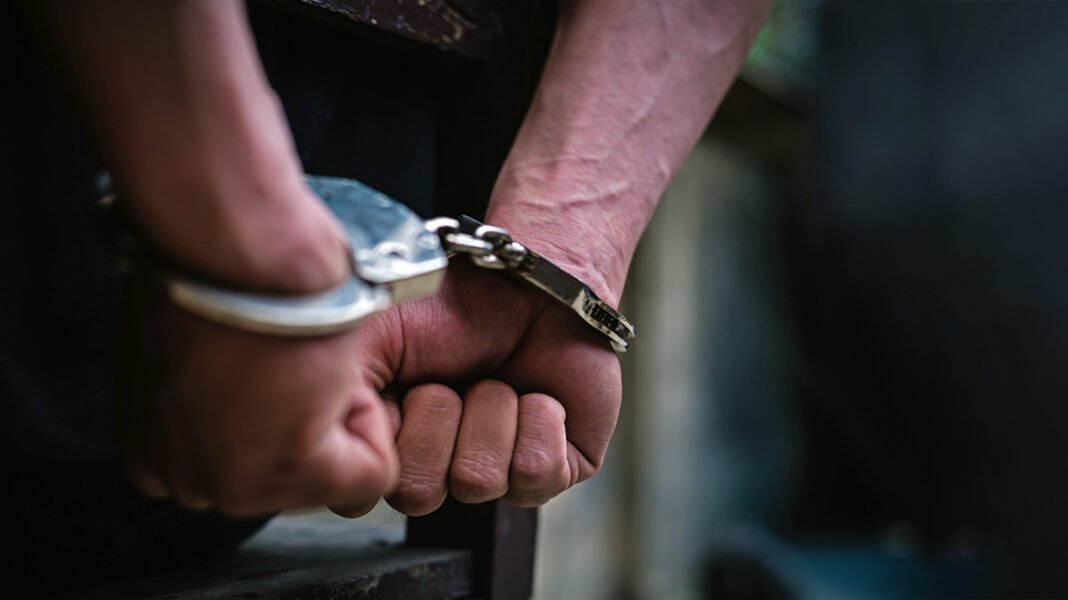 Χειροπέδες σε μέλη συμμορίας που άρπαζε αλυσίδες από πεζούς σε Κηφισιά και Μαρούσι Χειροπέδες-σε-μέλη-συμμορίας-που-άρπαζε-αλυσίδες-από-πεζούς-σε-Κηφισιά-και-Μαρούσι