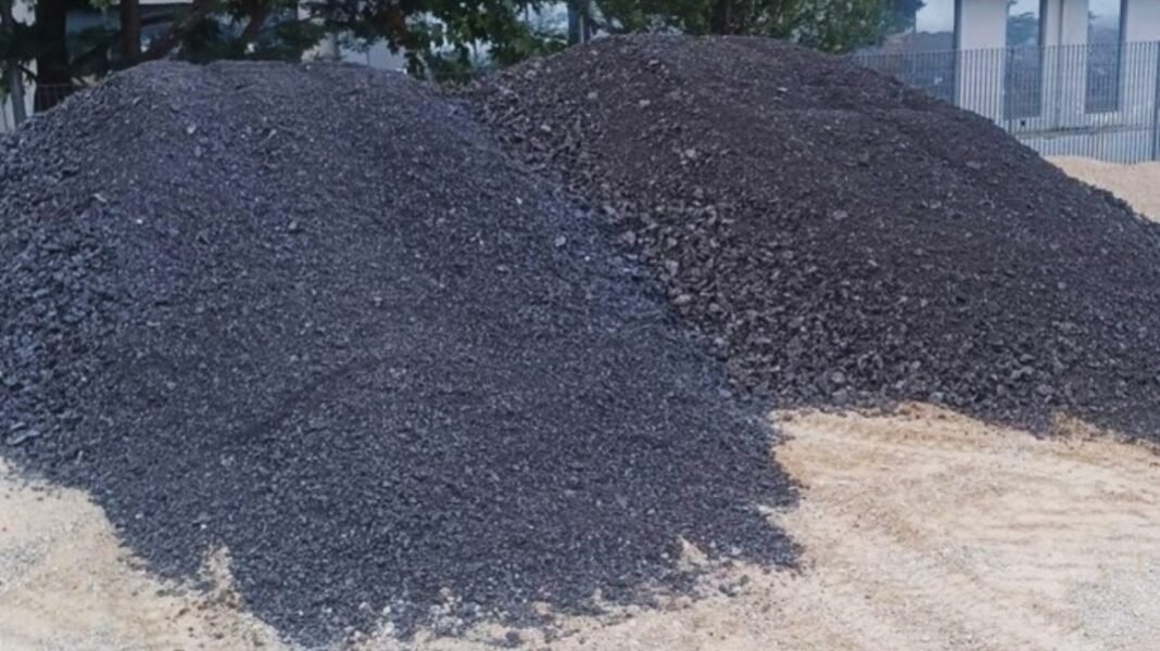 Θεσσαλονίκη:-Έριχναν-επί-δύο-χρόνια-μπάζα-και-τρίμματα-πίσσας-σε-χωράφι-στη-Θέρμη,-δύο-συλλήψεις