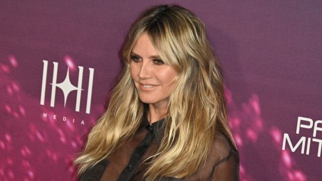 Η-Χάιντι-Κλουμ-μετρά-αντίστροφα-για-το-Χάλογουιν,-οι-φωτογραφίες-που-δημοσίευσε-από-τη-μεταμφίεσή-της-ως-Λαίδη-Γκοντάιβα-το-2001
