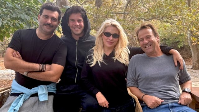 Η Ελένη Μενεγάκη υποδέχθηκε τον Οκτώβριο στην Άνδρο: Τα στιγμιότυπα με τον γιο, τον σύζυγο και τον αδελφό της Η-Ελένη-Μενεγάκη-υποδέχθηκε-τον-Οκτώβριο-στην-Άνδρο:-Τα-στιγμιότυπα-με-τον-γιο,-τον-σύζυγο-και-τον-αδελφό-της