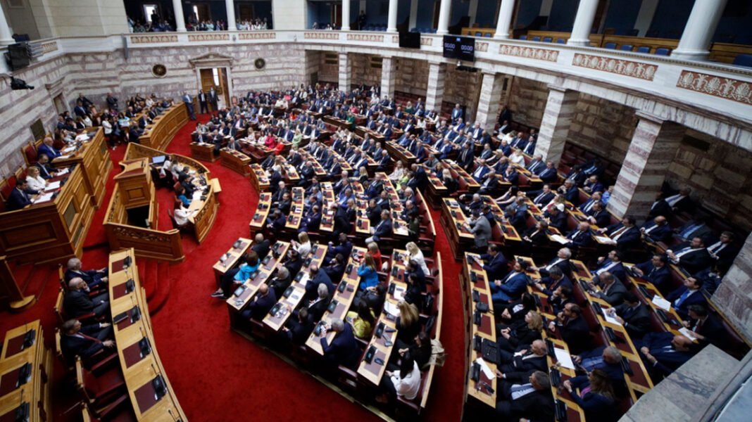 Σταμάτησε πριν ξεκινήσει η συζήτηση για αύξηση της αποζημίωσης των βουλευτών για τη συμμετοχή στις επιτροπές και του επίδοματος ενοικίου