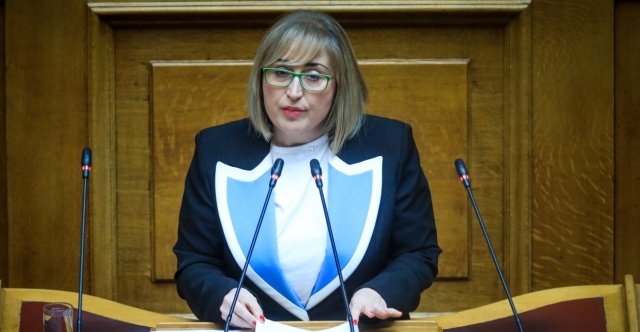 Αραμπατζή-για-δημοσιεύματα-σχετικά-με-το-ιατρείο-της:-Ελέγχομαι-για-μια-πινακίδα