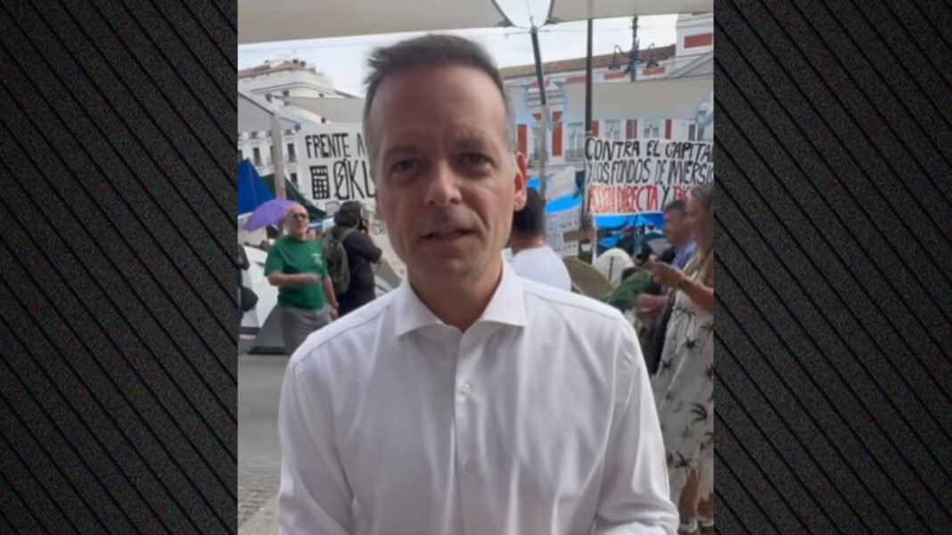 Ο Δούκας πρώτα πήγε σε αντικυβερνητική διαδήλωση για το στεγαστικό στην Ισπανία και μετά βράβευσε τον Σάντσεθ! (βίντεο) Ο Δούκας πρώτα πήγε σε αντικυβερνητική διαδήλωση για το στεγαστικό στην Ισπανία και μετά βράβευσε τον Σάντσεθ! (βίντεο)
