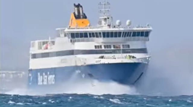 Βίντεο:-Η-«μάχη»-του-blue-star-να-δέσει-στη-Νάξο-εν-μέσω-ισχυρών-ανέμων