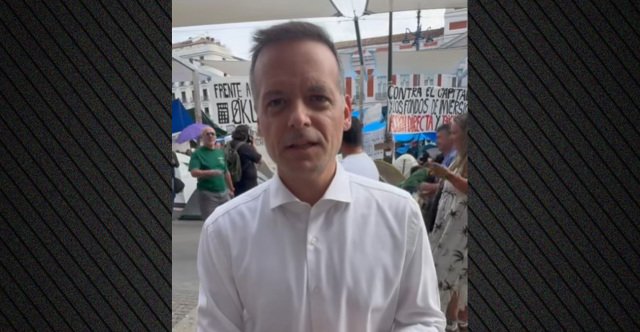 Ο-Δούκας-πρώτα-πήγε-σε-αντικυβερνητική-διαδήλωση-για-το-στεγαστικό-στην-Ισπανία-και-μετά-βράβευσε-τον-Σάντσεθ!-(βίντεο)