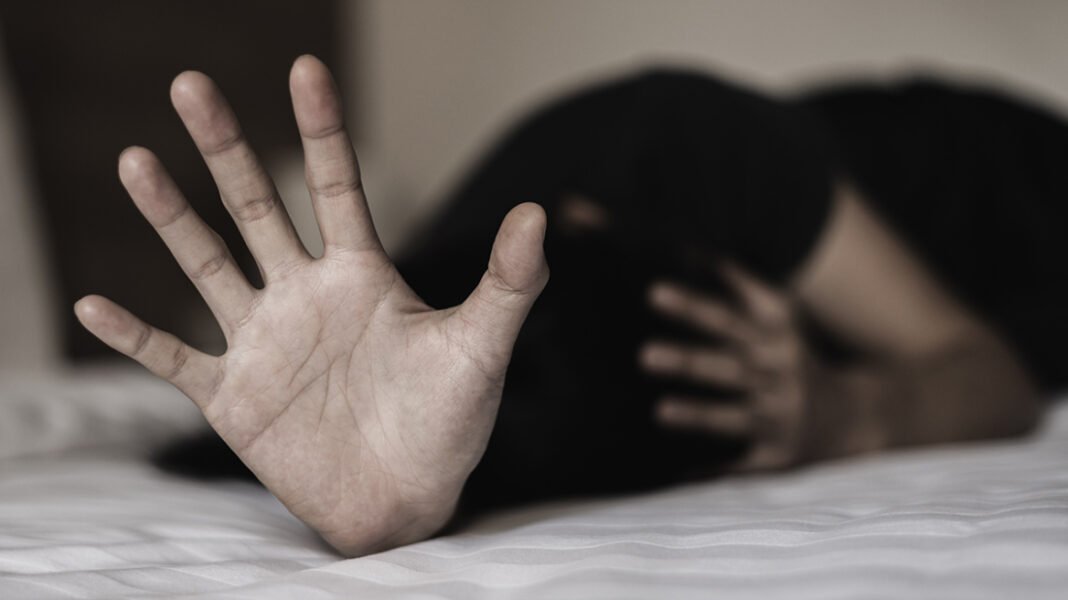 Φρίκη-στην-Κρήτη:-Έφερναν-κοπέλες-από-τη-Ρουμανία,-τις-κλείδωναν-και-τις-εξέδιδαν-–-Στην-σπείρα-ήταν-και-ένα-ηλικιωμένο-ζευγάρι