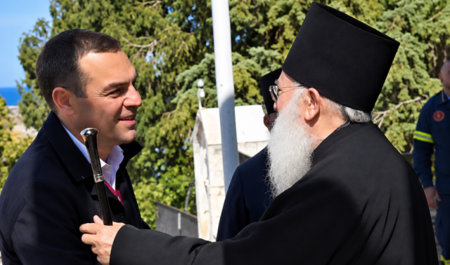 Μετά-τη-Σιμωνόπετρα,-στο-Βατοπαίδι-ο-Τσίπρας,-η-υποδοχή-από-τον-ηγούμενο-Εφραίμ