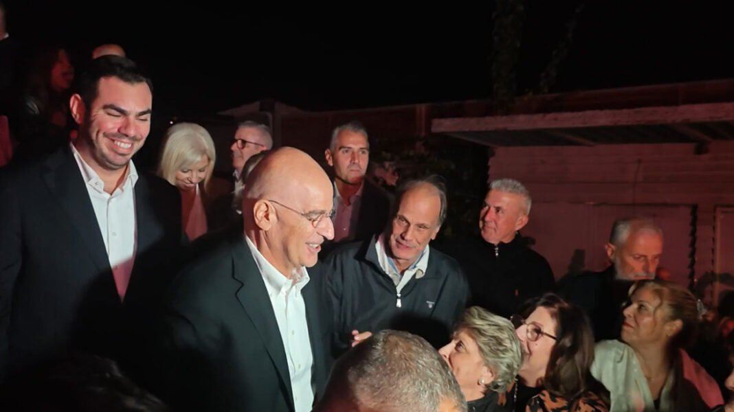«Υπηρέτησα Καραμανλή, Σαμαρά και Μητσοτάκη, δεν πλήγωσα ποτέ την παράταξη» είπε ο Δένδιας στην πρώτη προεκλογική συγκέντρωση στον Άλιμο «Υπηρέτησα Καραμανλή, Σαμαρά και Μητσοτάκη, δεν πλήγωσα ποτέ την παράταξη» είπε ο Δένδιας στην πρώτη προεκλογική συγκέντρωση στον Άλιμο