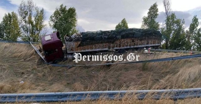 Νταλίκα έμεινε κρεμασμένη από γέφυρα στη Βοιωτία, σώοι οδηγός και συνοδηγός Νταλίκα-έμεινε-κρεμασμένη-από-γέφυρα-στη-Βοιωτία,-σώοι-οδηγός-και-συνοδηγός
