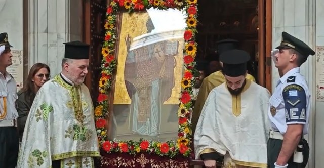 Με-λαμπρότητα-η-λιτάνευση-του-Αγίου-Διονυσίου-στο-Κολωνάκι:-Εκατοντάδες-πιστοί-και-πολιτική-ηγεσία-συνόδευσαν-την-πομπή,-δείτε-βίντεο
