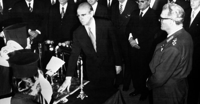 52 χρόνια από την ίδρυση της Νέας Δημοκρατίας – Οι έξι μεγάλοι ιστορικοί σταθμοί 52-χρόνια-από-την-ίδρυση-της-Νέας-Δημοκρατίας-–-Οι-έξι-μεγάλοι-ιστορικοί-σταθμοί
