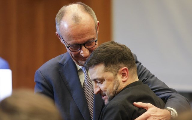 Ο Φ. Μερτς δηλώνει από το Κίεβο την υποστήριξή του στην Ουκρανία και τον Β. Ζελένσκι Ο-Φ-Μερτς-δηλώνει-από-το-Κίεβο την-υποστήριξή-του-στην-Ουκρανία-και-τον-Β.-Ζελένσκι
