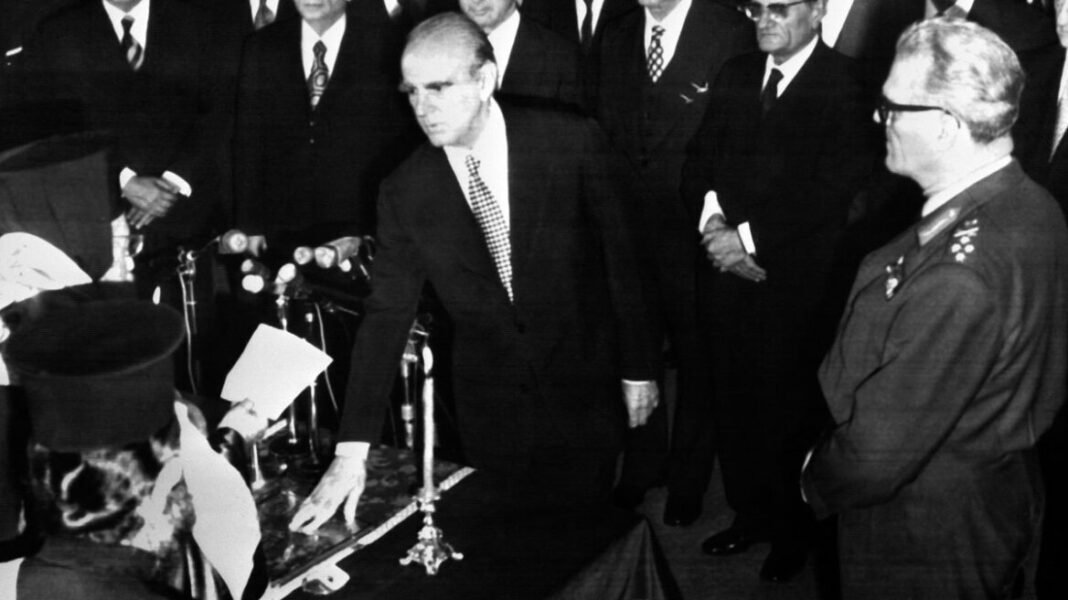 52 χρόνια από την ίδρυση της Νέας Δημοκρατίας – Οι έξι μεγάλοι ιστορικοί σταθμοί 52 χρόνια από την ίδρυση της Νέας Δημοκρατίας – Οι έξι μεγάλοι ιστορικοί σταθμοί