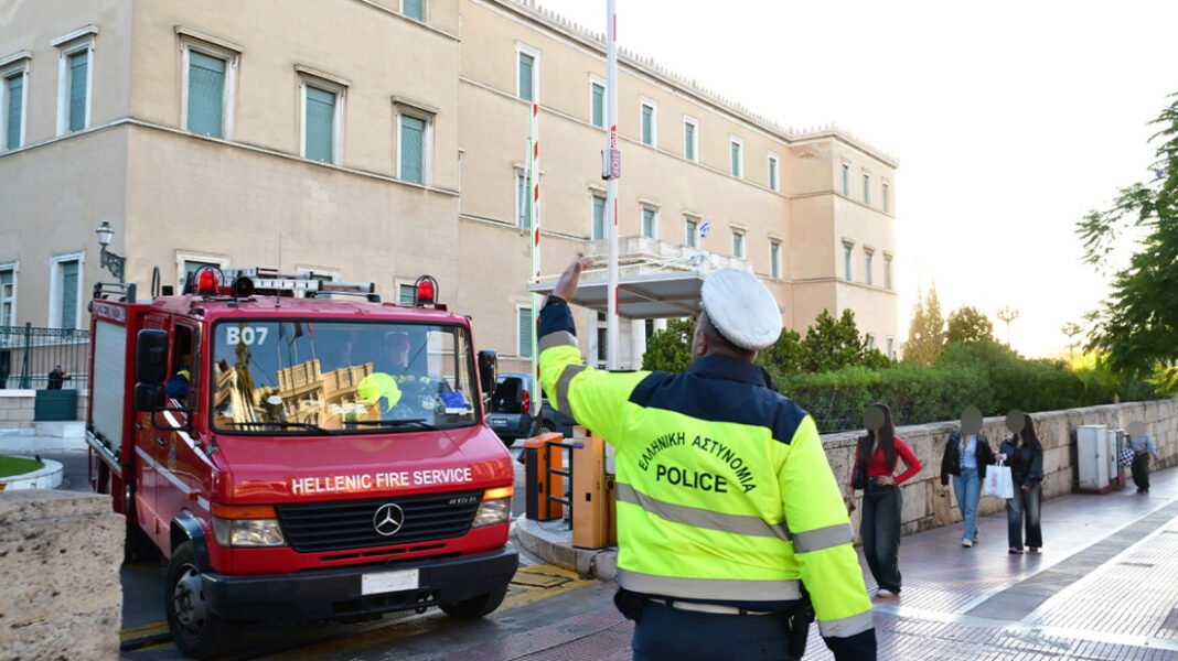 Λήξη συναγερμού στη Βουλή μετά το τηλεφώνημα για βόμβα Λήξη-συναγερμού-στη-Βουλή-μετά-το-τηλεφώνημα-για-βόμβα