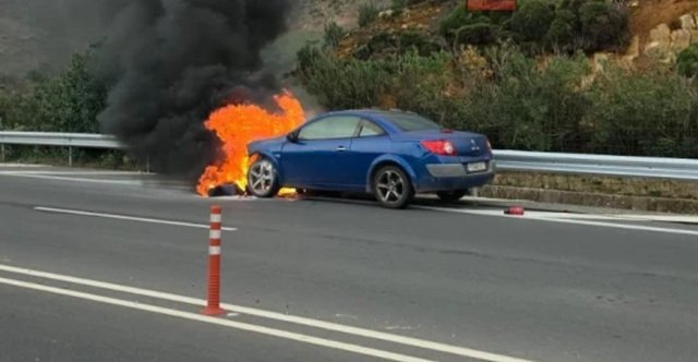 Τρόμος για οικογένεια στην Κρήτη, το αυτοκίνητό τους τυλίχτηκε στις φλόγες στον ΒΟΑΚ, δείτε βίντεο Τρόμος-για-οικογένεια-στην-Κρήτη,-το-αυτοκίνητό-τους-τυλίχτηκε-στις-φλόγες-στον-ΒΟΑΚ,-δείτε-βίντεο