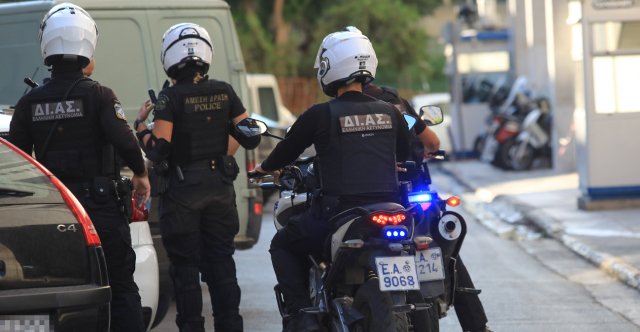 Επεισοδιακή σύλληψη απατεώνων στη Λάρισα, προσπάθησαν να εμβολίσουν μηχανή αστυνομικών Επεισοδιακή-σύλληψη-απατεώνων-στη-Λάρισα,-προσπάθησαν-να-εμβολίσουν-μηχανή-αστυνομικών