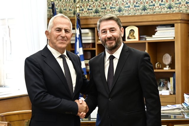 Γιατί σήκωσε σημαία ΠΑΣΟΚ ο ναύαρχος Αποστολάκης: «Πάω κόντρα στο κύμα, αρνούμαι τις αποστρατεύσεις, τις προσωπικές λύσεις και τα κελεύσματα» Γιατί-σήκωσε-σημαία-ΠΑΣΟΚ-ο-ναύαρχος-Αποστολάκης:-«Πάω-κόντρα-στο-κύμα,-αρνούμαι-τις-αποστρατεύσεις,-τις-προσωπικές-λύσεις-και-τα-κελεύσματα»