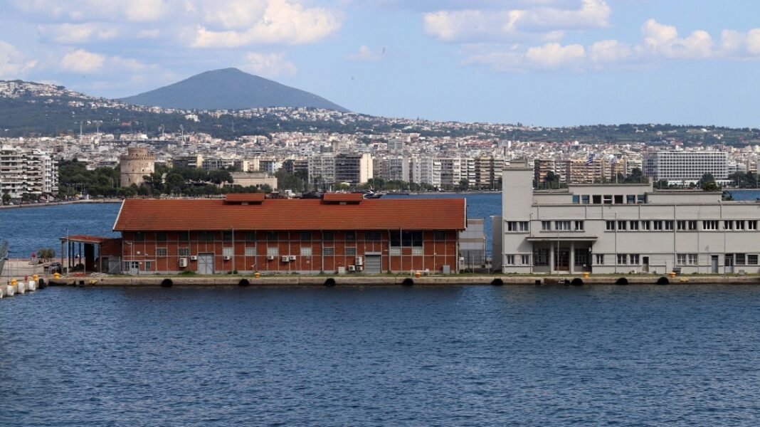 Εργάτης-καταπλακώθηκε-από-εμπορευματοκιβώτιο-στο-λιμάνι-της-Θεσσαλονίκης,-πυροσβέστες-τον-απεγκλώβισαν-τραυματισμένο