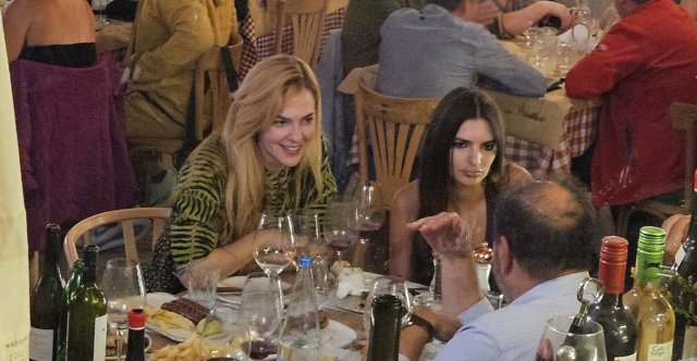 Η-Έμιλι-Ραταϊκόφσκι-και-ο-Ρομέν-Γαβράς-γευμάτισαν-με-τη-Ρένα-Μόρφη,-δείτε-εικόνες