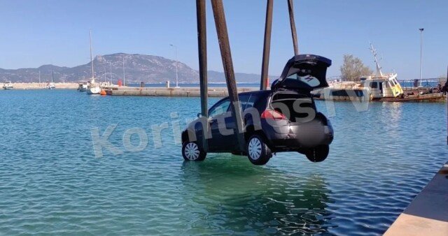 Αυτοκίνητο-έπεσε-στη-θάλασσα-στο-Βραχάτι,-πρόλαβαν-να-βγουν-οι-επιβάτες,-δείτε-βίντεο-και-φωτογραφίες