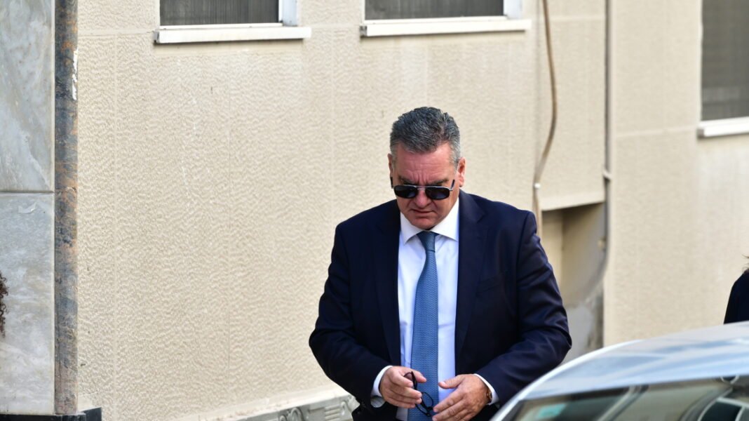 Οι-Αρχές-ανοίγουν-το-χρηματοκιβώτιο-του-Μαζωνάκη,-στο-ΑΤ-Κυψέλης-ο-δικηγόρος-του