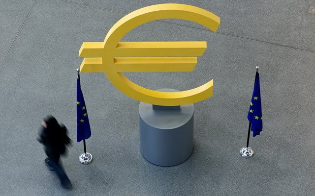 H διολίσθηση του ευρώ αυξάνει το κόστος στα καύσιμα και απειλεί μεσοπρόθεσμα το χρέος h-διολίσθηση-του-ευρώ-αυξάνει-το-κόστος-στα-καύσιμα-και-απειλεί-μεσοπρόθεσμα-το-χρέος