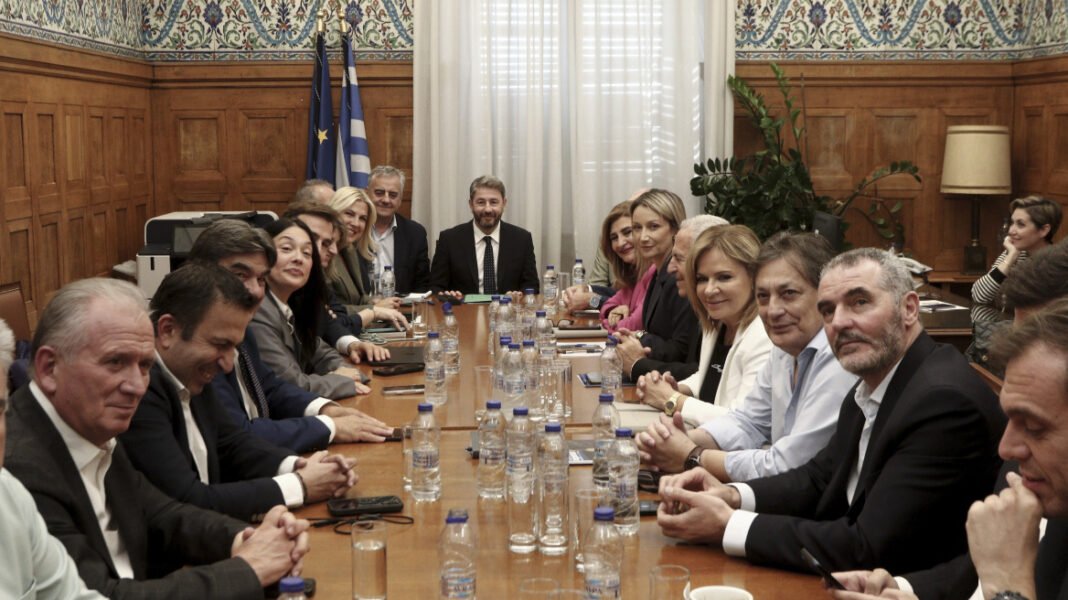 Διμέτωπος και πάλι από τον Ανδρουλάκη κατά ΝΔ-ΕΛ.Α.Σ, «μην αφήνετε τίποτε να πέσει κάτω ζήτησε από τους βουλευτές του ΠΑΣΟΚ Διμέτωπος και πάλι από τον Ανδρουλάκη κατά ΝΔ-ΕΛ.Α.Σ, «μην αφήνετε τίποτε να πέσει κάτω ζήτησε από τους βουλευτές του ΠΑΣΟΚ
