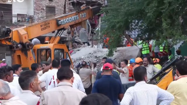 Μια έγκυος και δύο παιδιά νεκροί μετά από κατάρρευση κτιρίου στο Νέο Δελχί, δείτε βίντεο Μια-έγκυος-και-δύο-παιδιά-νεκροί-μετά-από-κατάρρευση-κτιρίου-στο-Νέο-Δελχί,-δείτε-βίντεο