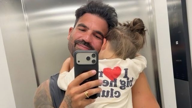 Η τρυφερή φωτογραφία του Δημήτρη Αλεξάνδρου με τον γιο του: Εκεί που σταματάνε όλα, γράφει Η-τρυφερή-φωτογραφία-του-Δημήτρη-Αλεξάνδρου-με-τον-γιο-του:-Εκεί-που-σταματάνε-όλα,-γράφει