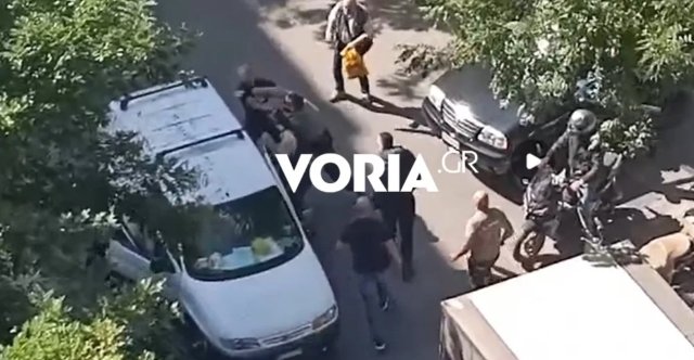 Άγρια-συμπλοκή-στη-μέση-του-δρόμου-στη-Θεσσαλονίκη:-Άνοιξε-την-πόρτα-του-βαν,-έβγαλε-έξω-τον-οδηγό-και-τον-γρονθοκόπησε,-δείτε-βίντεο