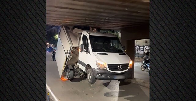 Απίστευτο-τροχαίο-στη-Θεσσαλονίκη:-Φορτηγό-προσέκρουσε-και-κόλλησε-σε-γέφυρα-ενώ-μεταφερόταν-με-όχημα-οδικής-βοήθειας,-δείτε-βίντεο