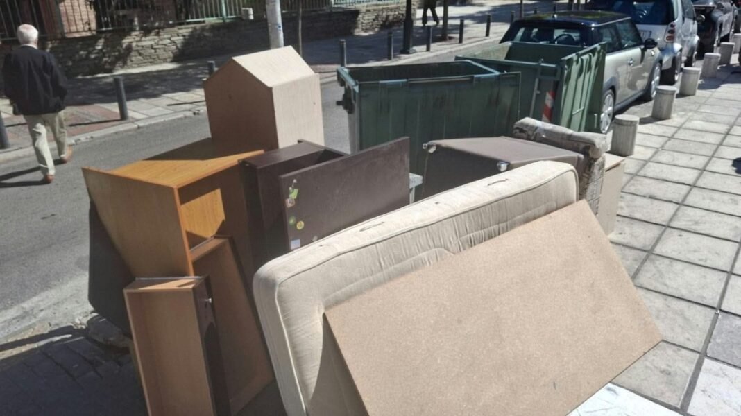 Πρόστιμο 3.000 ευρώ για στρώμα και έπιπλα σε πεζοδρόμιο στο κέντρο της Θεσσαλονίκης Πρόστιμο-3.000-ευρώ-για-στρώμα-και-έπιπλα-σε-πεζοδρόμιο-στο-κέντρο-της-Θεσσαλονίκης