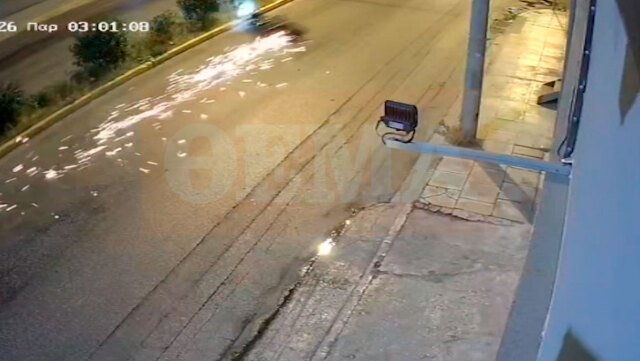 bίντεο-με-τη-στιγμή-του-τροχαίου-στη-Θηβών:-Η-μηχανή-καρφώνεται-σε-κολόνα,-νεκροί-δύο-νέοι