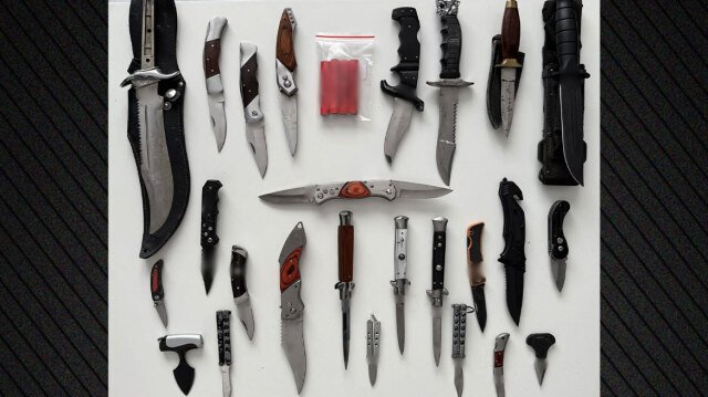 Συνελήφθη στην Άμφισσα άνδρας με 36 μαχαίρια, σπαθιά, καραμπίνες και 29 κινητά Συνελήφθη-στην-Άμφισσα-άνδρας-με-36-μαχαίρια,-σπαθιά,-καραμπίνες-και-29-κινητά