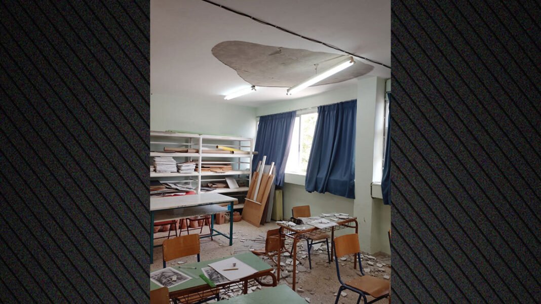 Στο νοσοκομείο 14χρονος μαθητής, έπεσε σοβάς από το ταβάνι του γυμνασίου στη Θεσσαλονίκη, δείτε φωτογραφίες Στο-νοσοκομείο-14χρονος-μαθητής,-έπεσε-σοβάς-από-το-ταβάνι-του-γυμνασίου-στη-Θεσσαλονίκη,-δείτε-φωτογραφίες