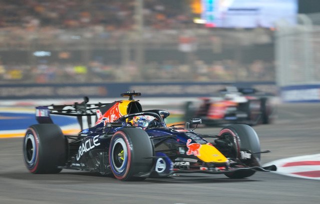 formula-1:-Ο-Φερστάπεν-νίκησε-στη-Σιγκαπούρη,-ο-Αντονέλι-πλησίασε-τον-τίτλο