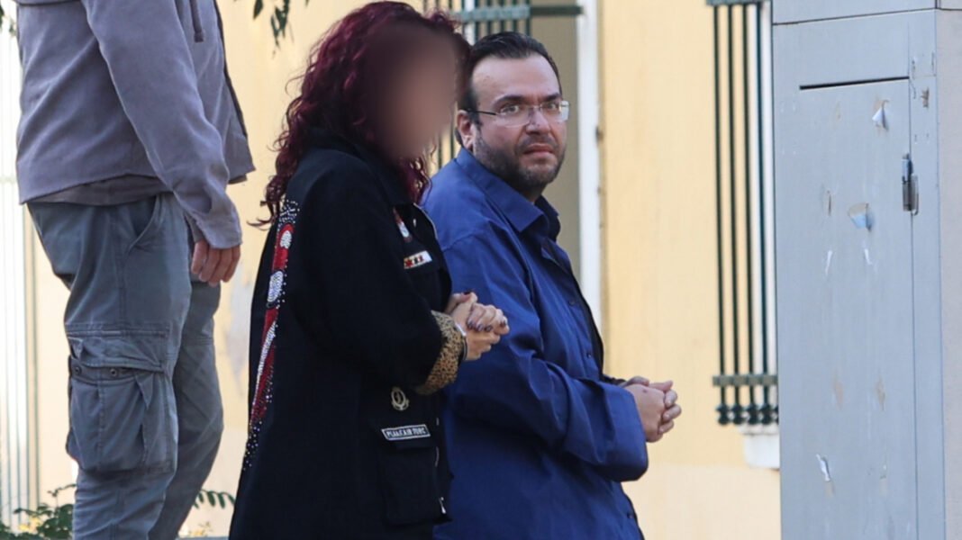 Στη φυλακή ο Καμπούρης, η σύζυγός του και άλλοι τέσσερις για την απάτη στον ΕΦΚΑ Στη-φυλακή-ο-Καμπούρης,-η-σύζυγός-του-και-άλλοι-τέσσερις-για-την-απάτη-στον-ΕΦΚΑ
