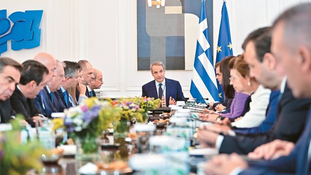 Τα ευρήματα του Μαξίμου σε δύο εσωτερικές έρευνες και focus groups – Ποιους στοχεύει να φέρει πίσω από τους ψηφοφόρους του ’23 Τα-ευρήματα-του-Μαξίμου-σε-δύο-εσωτερικές-έρευνες-και-focus-groups-–-Ποιους-στοχεύει-να-φέρει-πίσω-από-τους-ψηφοφόρους-του-’23