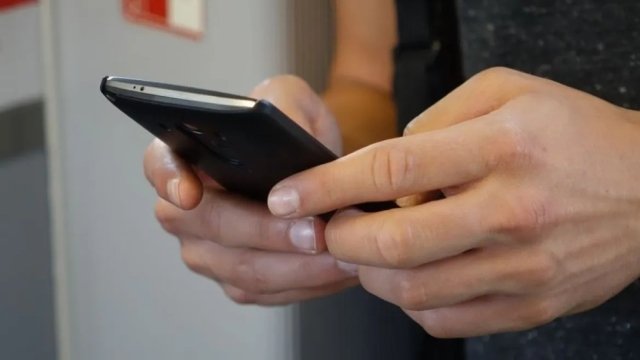 «Έχω έρθει στο δωμάτιο της μαμάς – Βάλε σε σακούλα ό,τι είναι σε κόσμημα»: Οι διάλογοι της συμμορίας με τις τηλεφωνικές απάτες, εξαπατούσαν μικρά παιδιά «Έχω-έρθει-στο-δωμάτιο-της-μαμάς-–-Βάλε-σε-σακούλα-ό,τι-είναι-σε-κόσμημα»:-Οι-διάλογοι-της-συμμορίας-με-τις-τηλεφωνικές-απάτες,-εξαπατούσαν-μικρά-παιδιά