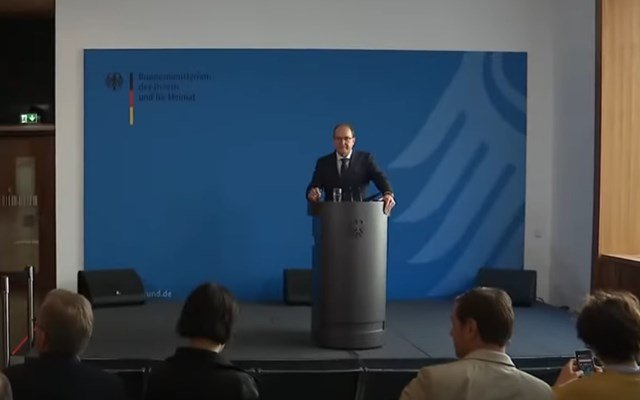 Ντόμπριντ: Η Γερμανία αντιμετωπίζει “σκιώδη πόλεμο” που έχει πολύ μεγαλύτερη εμβέλεια από εκείνον του Ψυχρού Πολέμου Ντόμπριντ:-Η-Γερμανία-αντιμετωπίζει-“σκιώδη-πόλεμο”-που-έχει-πολύ-μεγαλύτερη-εμβέλεια-από-εκείνον-του-Ψυχρού-Πολέμου