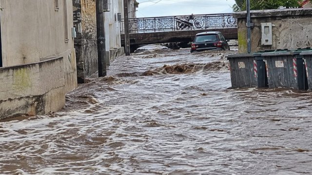 Υπερχείλισε ποτάμι στην Ερεσό της Λέσβου, παρασύρθηκε αυτοκίνητο από τα νερά, δείτε βίντεο Υπερχείλισε-ποτάμι-στην-Ερεσό-της-Λέσβου,-παρασύρθηκε-αυτοκίνητο-από-τα-νερά,-δείτε-βίντεο