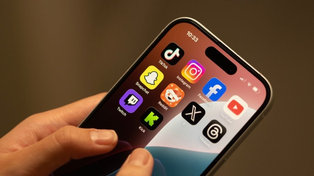 Μπλόκο-σε-instagram,-facebook-και-tiktok-για-παιδιά-κάτω-των-15-ετών-από-το-2027:-Οι-βασικές-ρυθμίσεις-του-νομοσχεδίου-και-οι-ευθύνες-των-πλατφορμών
