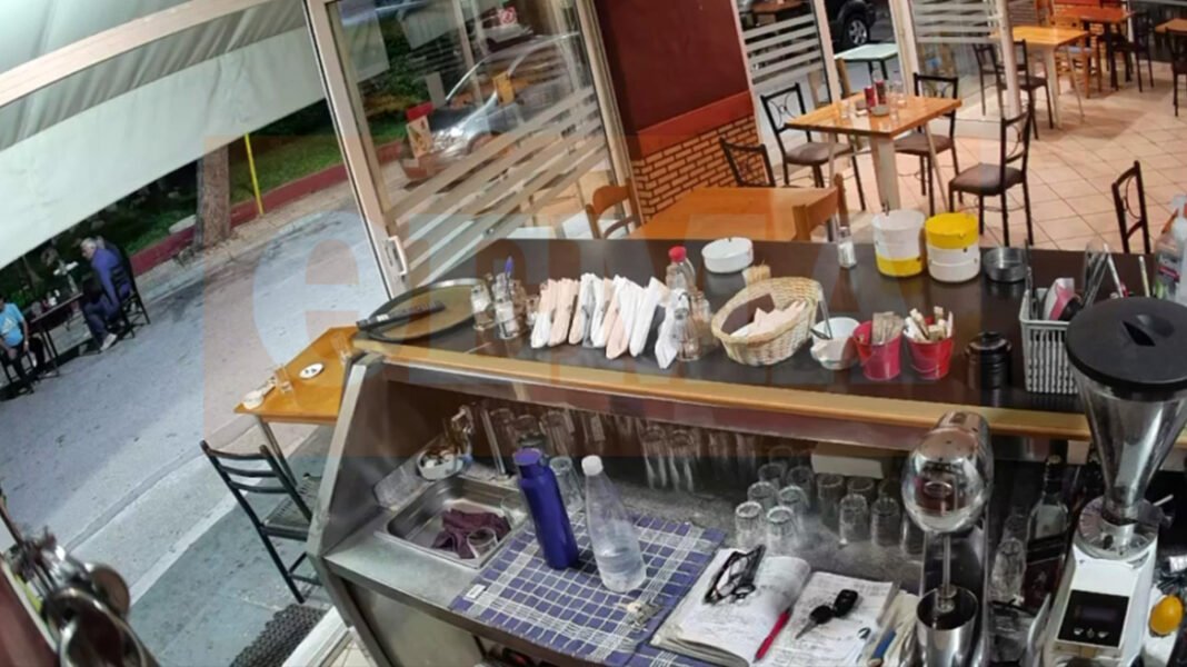 Δείτε βίντεο: Η στιγμή της σύλληψης της 41χρονης που δηλητηρίαζε τον πρώην σύζυγό της με ατροπίνη σε φαγητό και νερό Δείτε-βίντεο:-Η-στιγμή-της-σύλληψης-της-41χρονης-που-δηλητηρίαζε-τον-πρώην-σύζυγό-της-με-ατροπίνη-σε-φαγητό-και-νερό