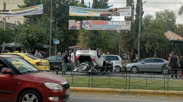 Τροχαίο-με-ανατροπή-οχήματος-στην-Καλλιθέα,-δυσχέρεια-στην-κυκλοφορία