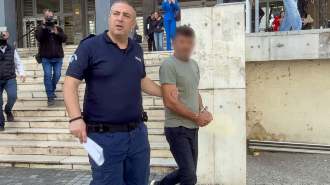 «Είμαι σοκαρισμένος, δεν προσπάθησα να φύγω», λέει ο 45χρονος οδηγός που μπούκαρε με το αυτοκίνητό του σε ταβέρνα γεμάτη πελάτες στη Θεσσαλονίκη «Είμαι-σοκαρισμένος,-δεν-προσπάθησα-να-φύγω»,-λέει-ο-45χρονος-οδηγός-που-μπούκαρε-με-το-αυτοκίνητό-του-σε-ταβέρνα-γεμάτη-πελάτες-στη-Θεσσαλονίκη
