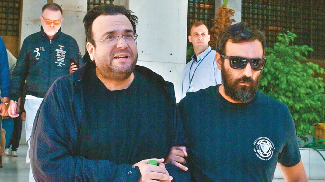 Η-διαδρομή-του-Φίλιππου-Καμπούρη-από-την-trash-tv,-στην-«αρπαγή»-του-ΛΑΟΣ-και-τώρα-στη-φυλακή-για-την-απάτη-στον-ΕΦΚΑ